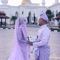 Khodijah berani mengenakan busana yang terang seperti ungu. Warna ini memang termasuk jarang dikenakan wanita bercadar. Tampilan Khodijah semakin cantik dengan detail di bagian kepala. Foto: Instagram