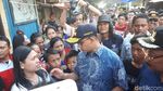 Potret Anies Temui Warga di Tengah Puing-puing Kebakaran