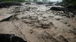 Foto: Aksi Nekat Warga Filipina Seberangi Banjir Lahar Dingin