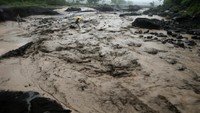 Gunung Mayon yang memiliki ketinggian 2.460 meter ini memiliki sejarah panjang erupsi mematikan. Pada Mei 2013, empat turis asing dan satu pemandu wisata tewas saat Mayon meletus. Pada 1814 silam, lebih dari 1.200 orang tewas saat aliran lava Gunung Mayon menimbun kota Cagsawa. Foto: REUTERS/Romeo Ranoco