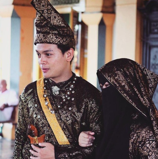 Menikah di Aceh, Wardah Maulina memakai busana adat berwarna hitam dan keemasan yang terlihat megah. Busananya ini senada dengan sang suami, Natta Reza. Foto: Instagram