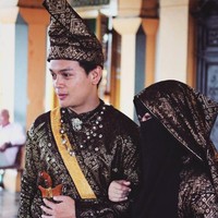 Menikah di Aceh, Wardah Maulina memakai busana adat berwarna hitam dan keemasan yang terlihat megah. Busananya ini senada dengan sang suami, Natta Reza. Foto: Instagram