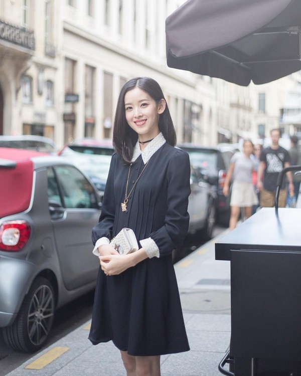 Masih dari Paris, kecantikan Zhang pun benar-benar mewakili gadis Asia. Ia pun begitu mempesona dalam balutan pakaian yang minimal dan sederhana (@zetianzzz/Instagram)