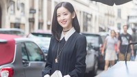 Masih dari Paris, kecantikan Zhang pun benar-benar mewakili gadis Asia. Ia pun begitu mempesona dalam balutan pakaian yang minimal dan sederhana (@zetianzzz/Instagram)