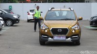 Meski belum melakukan penjualan secara resmi, mobil baru dari Datsun menarik mata beberapa pecinta mobil di tanah air. Foto: Ruly Kurniawan
