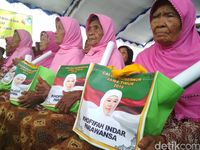 Ke Trenggalek, Khofifah Sosialisasikan 'Jilbab Putih'