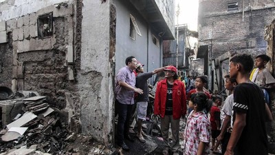 Charles Honoris Kunjungi Korban Kebakaran Taman Sari