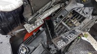 Mobil Toyota Avanza hitam bernomor polisi B 1931 SQP itu hancur di bagian depan hingga terlihat penampakan mesinnya/Foto: Syahdan Alamsyah