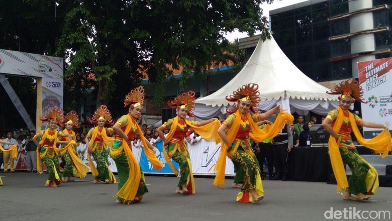 Tari Ganjar Gandrung Lepas Pebalap Etape Ketiga Tour de Indonesia Tari Ganjar Gandrung Lepas Pebalap Etape Ketiga Tour de Indonesia