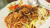 Ke sini tak lengkap rasanya jika tidak mencicip toge goreng. Dijual oleh Pak Raisan, toge goreng di sini memang populer. Langsung saja mampir ke Jalan Surya Kencana tepatnya di depan Ruko No. 129. Foto: Istimewa