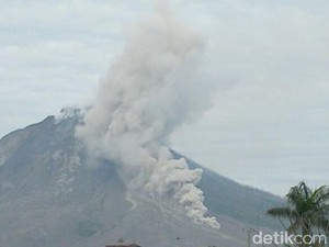 Gunung Sinabung Kembali Erupsi, Diiring Beberapa Kali Gempa