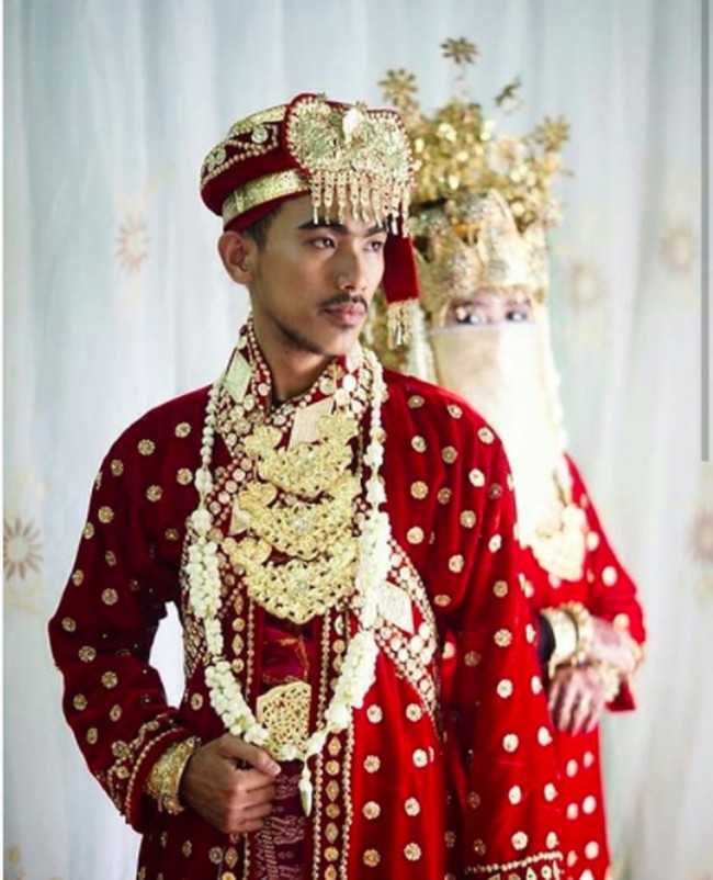 Busana pengantin bercadar juga bisa diadaptasikan dalam busana pengantin adat, seperti Syhumairah yang tampil anggun dalam balutan busana adat Jambi. Foto: Instagram