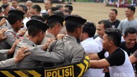 Terjadi aksi saling dorong antara aparat dan massa pendukung salah satu calon.