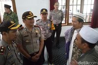 Polisi mendatangi tempat kejadian penganiayaan KH Umar Basri. 