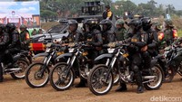 Adegan menggambarkan suasana kerusuhan dan cara bertindak personel gabungan dalam mengendalikan situasi.