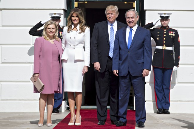 Melania Trump memilih rancangan desainer Jerman Karl Lagerfeld saat menyambut kehadiran Perdana Menteri Israel Benjamin Netanyahu di Gedung Putih. Foto: Getty Images