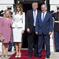 Melania Trump memilih rancangan desainer Jerman Karl Lagerfeld saat menyambut kehadiran Perdana Menteri Israel Benjamin Netanyahu di Gedung Putih. Foto: Getty Images