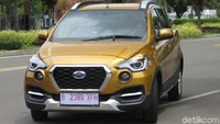 Harun Hasan, salah satu pelanggan menuturkan paling suka akan aura dan karakteristik yang dibawa oleh Datsun Cross. Menurutnya, dengan warna baru di mobil kecil ini dan tampang yang unik menambah kecantikan. Foto: Ruly Kurniawan