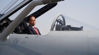 Begini aksi Jokowi saat memasuki kokpit jet tempur JF-17 di Pakistan. (Foto: Rusman/Biro Pers Setpres)