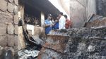 Potret Anies Temui Warga di Tengah Puing-puing Kebakaran