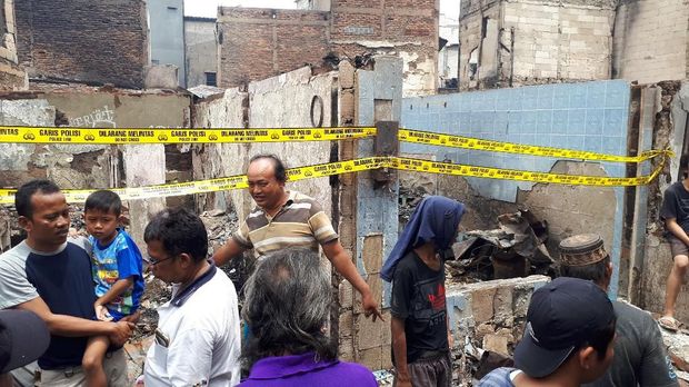 Dua rumah kini dipasangi garis polisi setelah kebakaran hebat itu.
