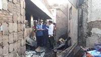 Sambil berkeliling melihat rumah-rumah yang terdampak kebakaran, Anies juga mendengarkan keluhan warga. Ia juga menyimak penjelasan dari aparat kecamatan setempat.