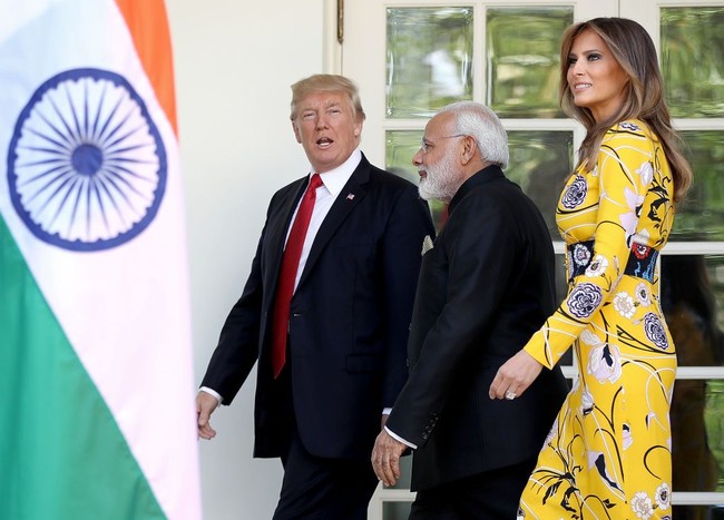 Melania Trump dalam balutan gaun floral dari label Italia Emilio Pucci saat menyambut kehadiran Perdana Menteri India Narendra Modi di Gedung Putih, Washington D.C., AS, Juni 2017. Foto: Getty Images