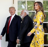 Melania Trump dalam balutan gaun floral dari label Italia Emilio Pucci saat menyambut kehadiran Perdana Menteri India Narendra Modi di Gedung Putih, Washington D.C., AS, Juni 2017. Foto: Getty Images