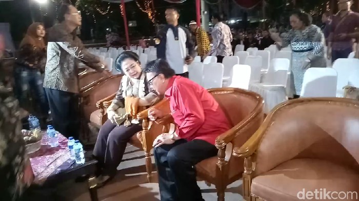 Ketum PDIP Megawati Soekarnoputri dan Tjahjo Kumolo hadiri pagelaran wayang di Cikini