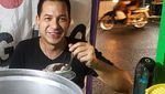 Wah, Ari Wibowo Ternyata Doyan Makan di Warung Pinggir Jalan!