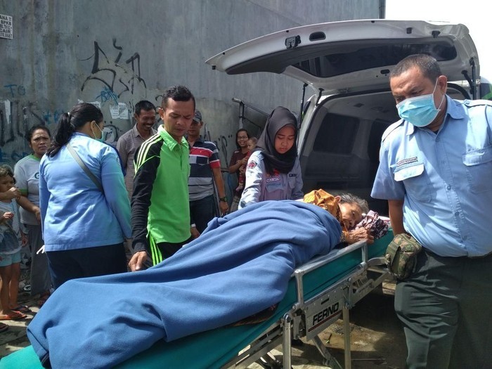 Hidup Sebatang Kara dan Sakit, Tukang Sapu Lansia Dibawa ke RS