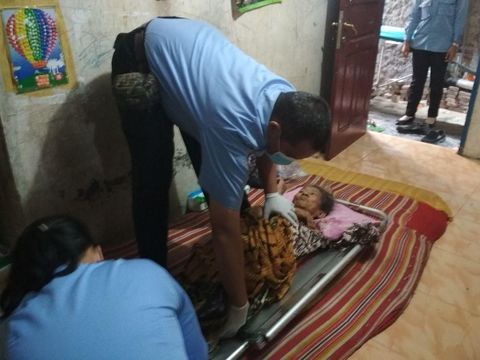 Nenek Enung bekerja sebagai tukang sapu jalanan di perumahan di Pantai Indah Kapuk