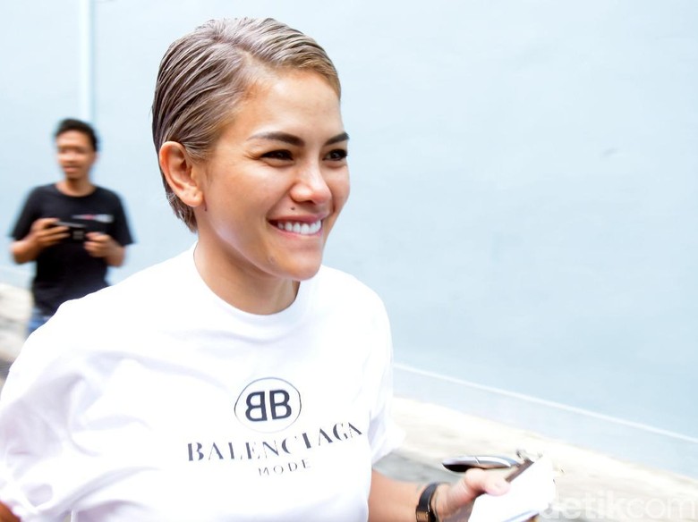 Selamat Hari Pers Nasional, Nikita Mirzani: Judulnya Jangan Ngeri-ngeri! Selamat Hari Pers Nasional, Nikita Mirzani: Judulnya Jangan Ngeri-ngeri!