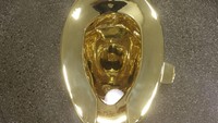 Bukan sekadar instalasi seni, toilet emas yang pernah dipajang dalam pameran museum selama sekitar 1 tahun ini juga berfungsi layaknya toilet kebanyakan, bisa digunakan untuk buang air (William Edwards/AFP)