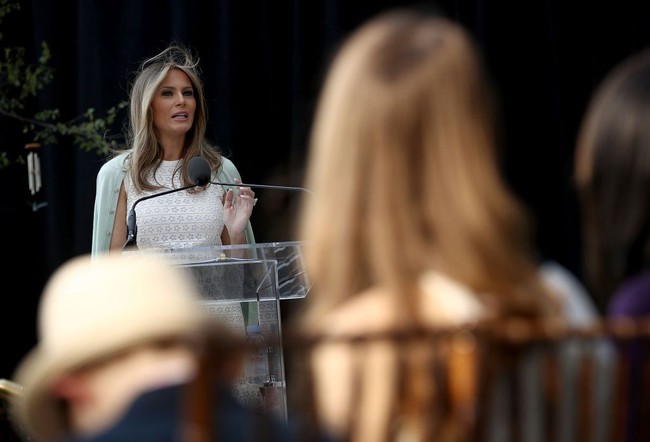 Melania Trump dalam balutan lace dress rancangan desainer Italia Giambattista Valli. Foto: Getty Images