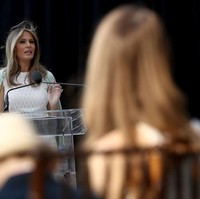 Melania Trump dalam balutan lace dress rancangan desainer Italia Giambattista Valli. Foto: Getty Images