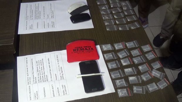 Barang bukti yang disita petugas dari kedua pengedar sabu di Makassar