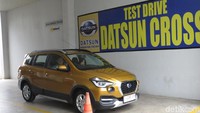 Datsun mencatat banyak masyarakat yang menanyakan dan ingin melihat lebih dekat dari Datsun Cross. Foto: Ruly Kurniawan