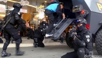 Ada juga simulasi penanganan anti terorisme yang sempat membuat panik para pengunjung mall.