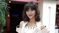 Aktris yang berdarah Sunda-Minang menceritakan dia tengah menjalani hubungan jarak jauh dengan Vidi yang saat ini kuliah di luar negeri.  Foto: Desi/ detikHOT