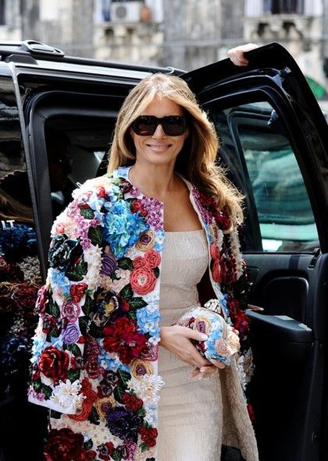 Menghadiri G7 Summit di Italia, Melania Trump kembali mengundang kontroversi. Ia tampil memakai coat dari Dolce & Gabbana seharga US$ 51.500 atau sekitar Rp 685 juta. Jumlah itu setara dengan gaji orang Amerika selama setahun.  Foto: Getty Images