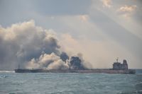 Asap terlihat dari kapal tanker Sanchi yang terbakar di Laut China Timur, Selasa (9/1/2018)