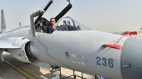 JF-17 Thunder adalah pesawat tempur ringan mesin tunggal. Pesawat multi peran ini dikembangkan bersama oleh industri kedirgantaraan Pakistan dan Tiongkok.  (Foto: Rusman/Biro Pers Setpres)