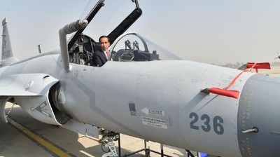 Melihat Aksi Jokowi Naik Jet Tempur, Kapal Perang, hingga Tank