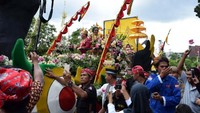 Mengakhiri rangkaian prosesi pernikahan, Gubernur menyempatkan diri untuk menyapa masyarakat bersama istri dalam Kirab Budaya yang mengambil rute Bundaran Besar-Jalan Imam Bonjol-Bundaran Besar. Pool/Pemprov Kalteng.