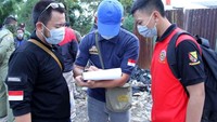 Langkah yang diambil oleh Satpol PP Kabupaten Bandung akan dihentikan, selain dihentikan kewajiban pemilik TPS liar ini membersihkan tumpukan sampah dan diberi waktu seminggu.