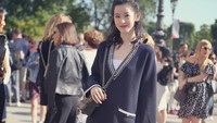 Kembali lagi ke Pariss, Zhang tampak begitu cantik dan natural. Tidak kalah mempesona dengan para orang asing di sekitarnya (@zetianzzz/Instagram)