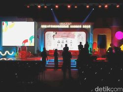 Mereka Antre Sejak Pagi Demi Raditya Dika dan Vidi Aldiano