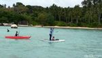 Nih Gaya Lincah Menteri Susi Ajak Cucu Berselancar di Laut