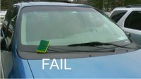 Nggak punya uang untuk beli wiper mobil? Bisa pakai spons untuk tetap membersihkan kaca depan mobil seperti yang satu ini. Foto: Life Buzz